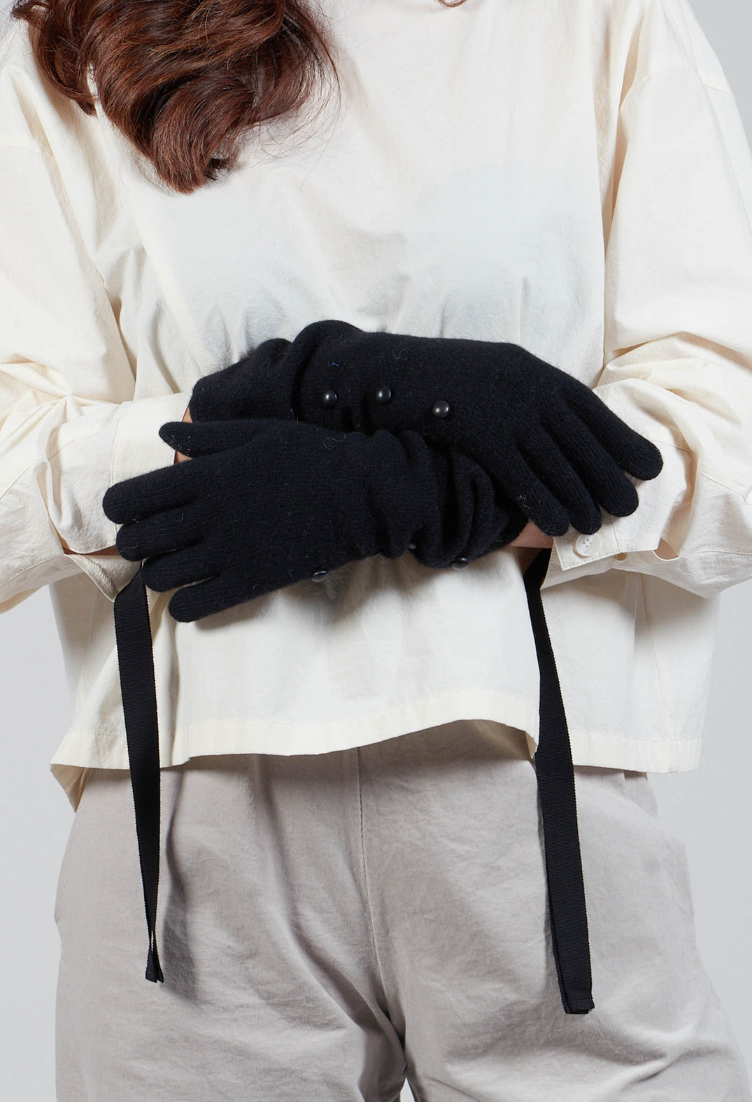 Gloves with Buttons in Negro