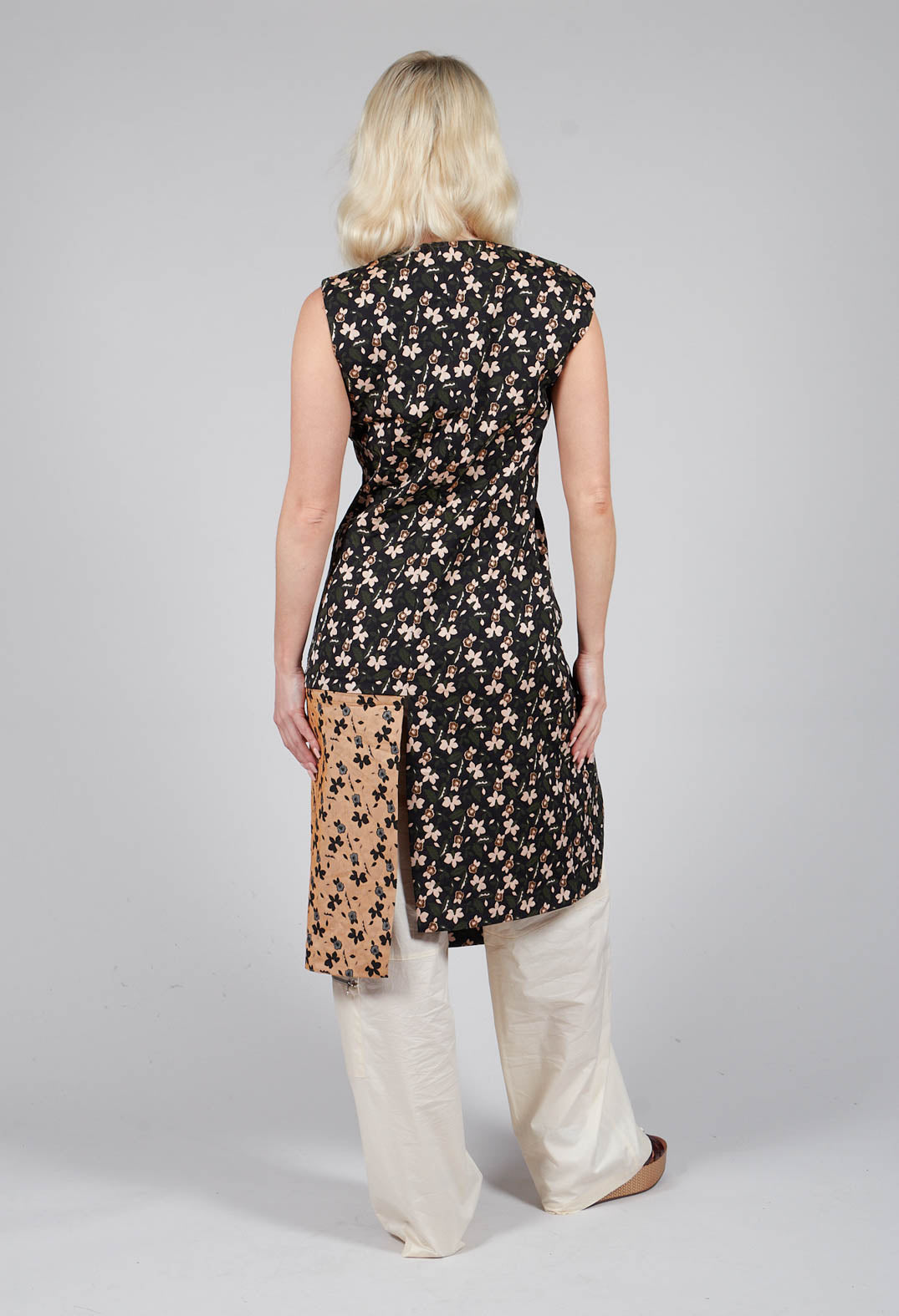 Sleeveless Structured Wrap Dress with Print in Nero