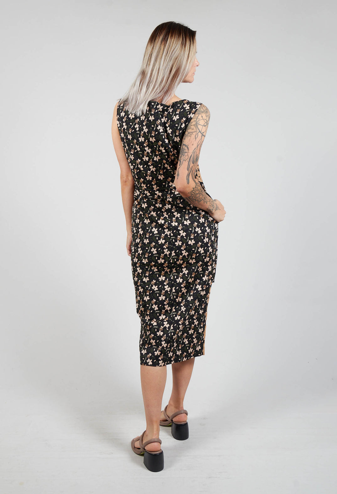 Sleeveless Structured High Neck Dress with Print in Nero / Biscotto
