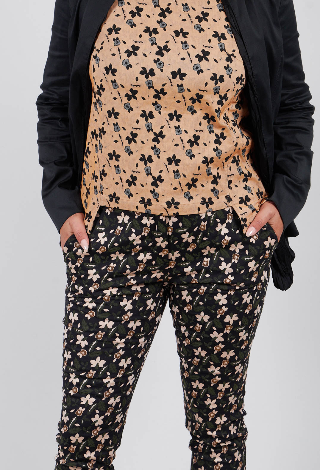 Structured Straight Leg Trousers with Print in Nero / Biscotto