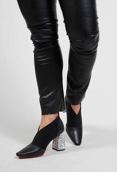 Pointed Heeled Ankle Boots in Pamlos / Ludlamite Black