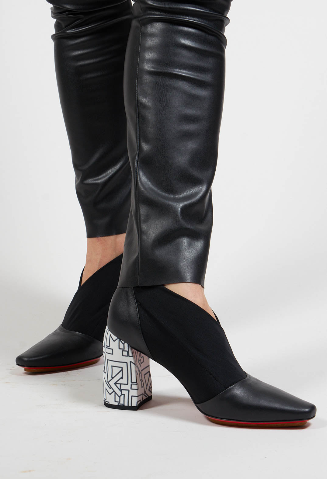 Pointed Heeled Ankle Boots in Pamlos / Ludlamite Black