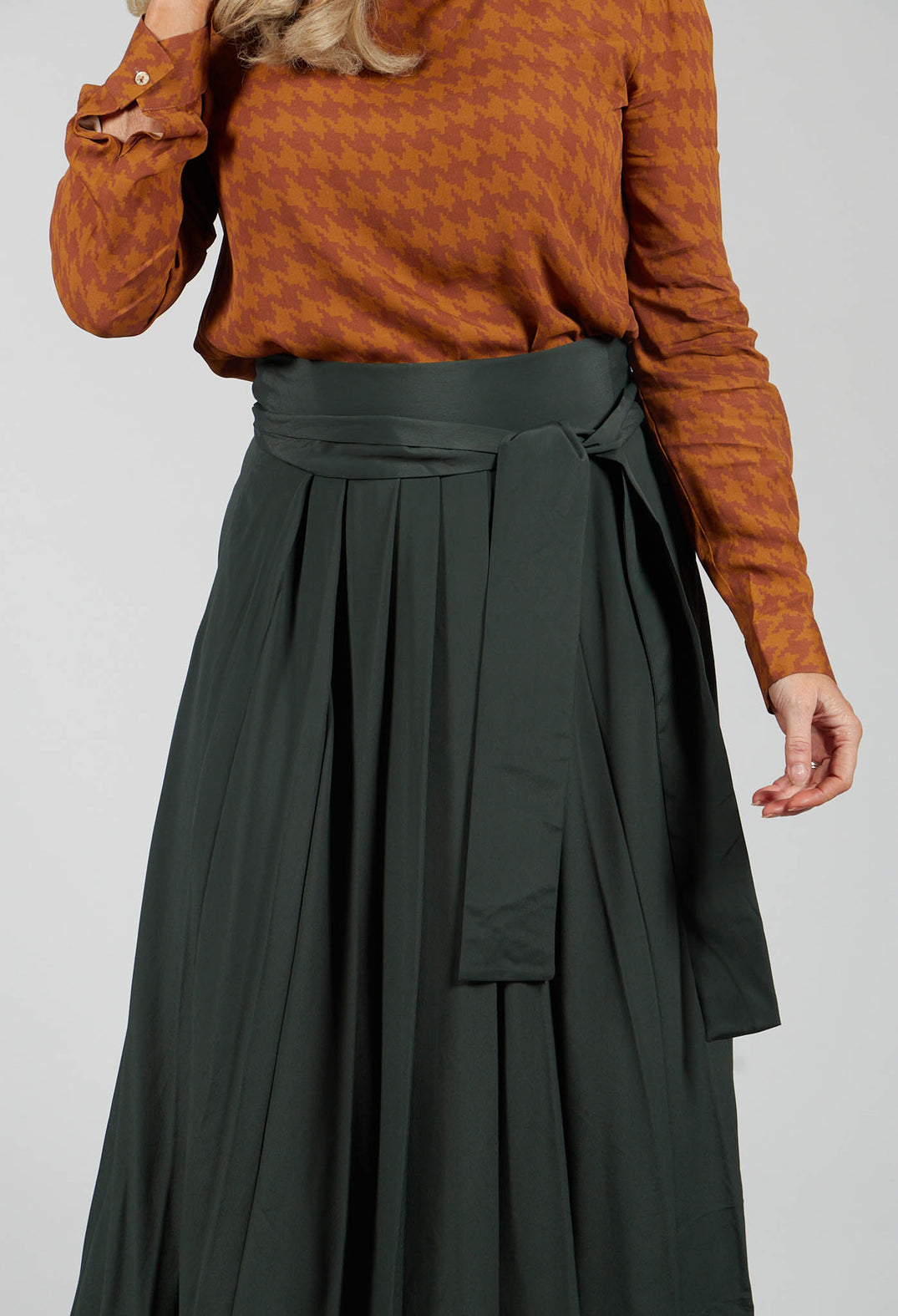Lightweight Pleated Skirt with Sash in Mirto