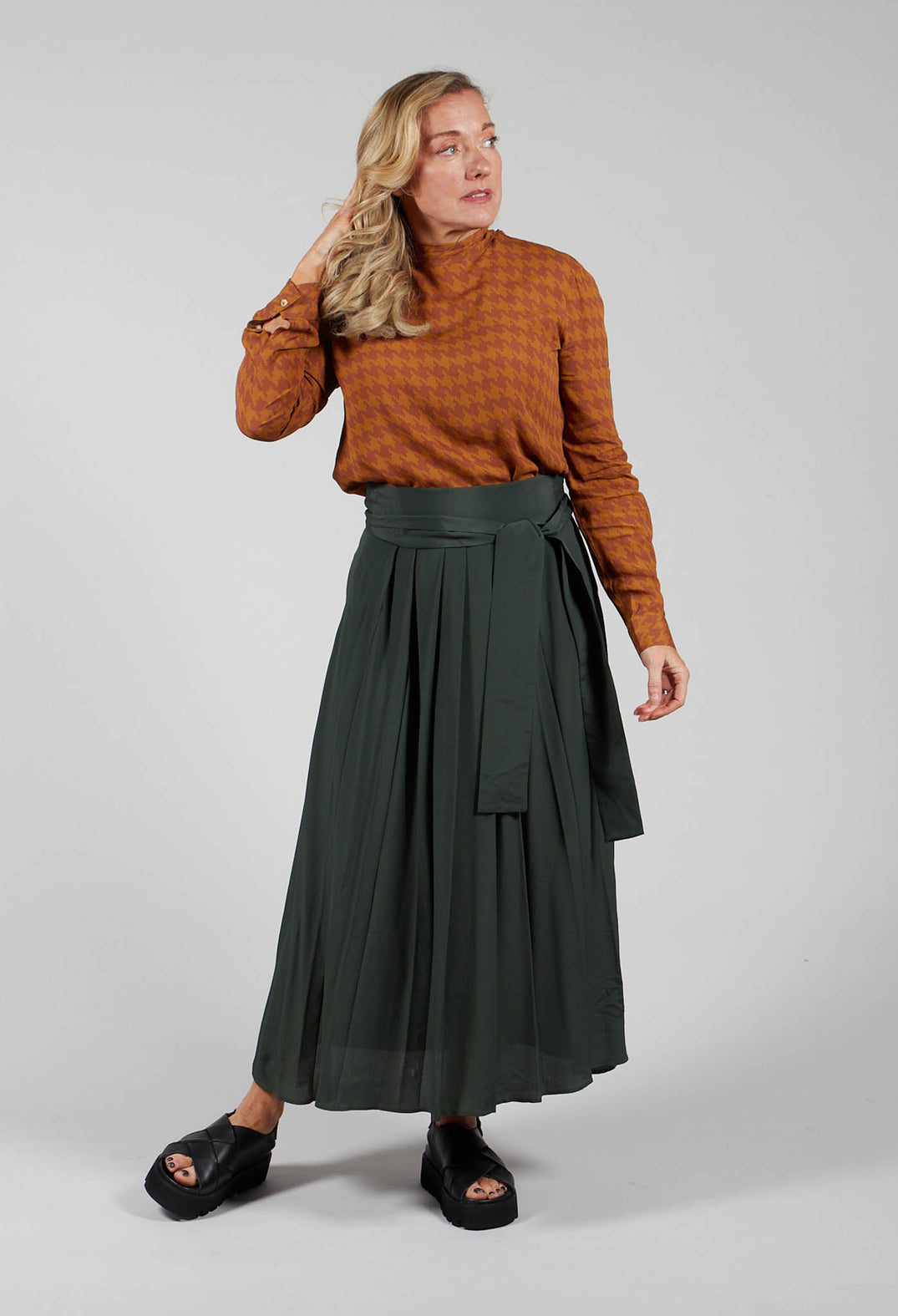 Lightweight Pleated Skirt with Sash in Mirto