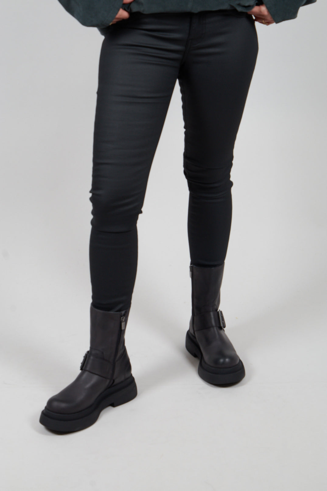 Skinny Soft Feel Jeans in Intrigue