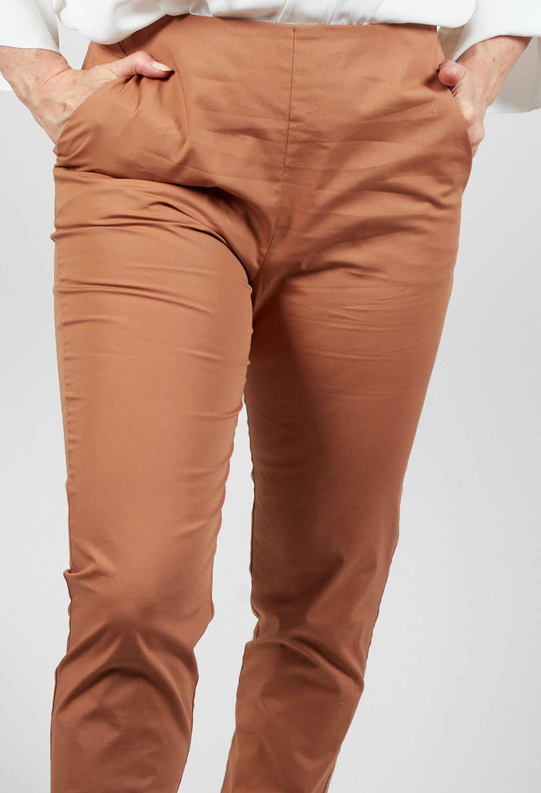 brown tapered trousers in brown with front pockets