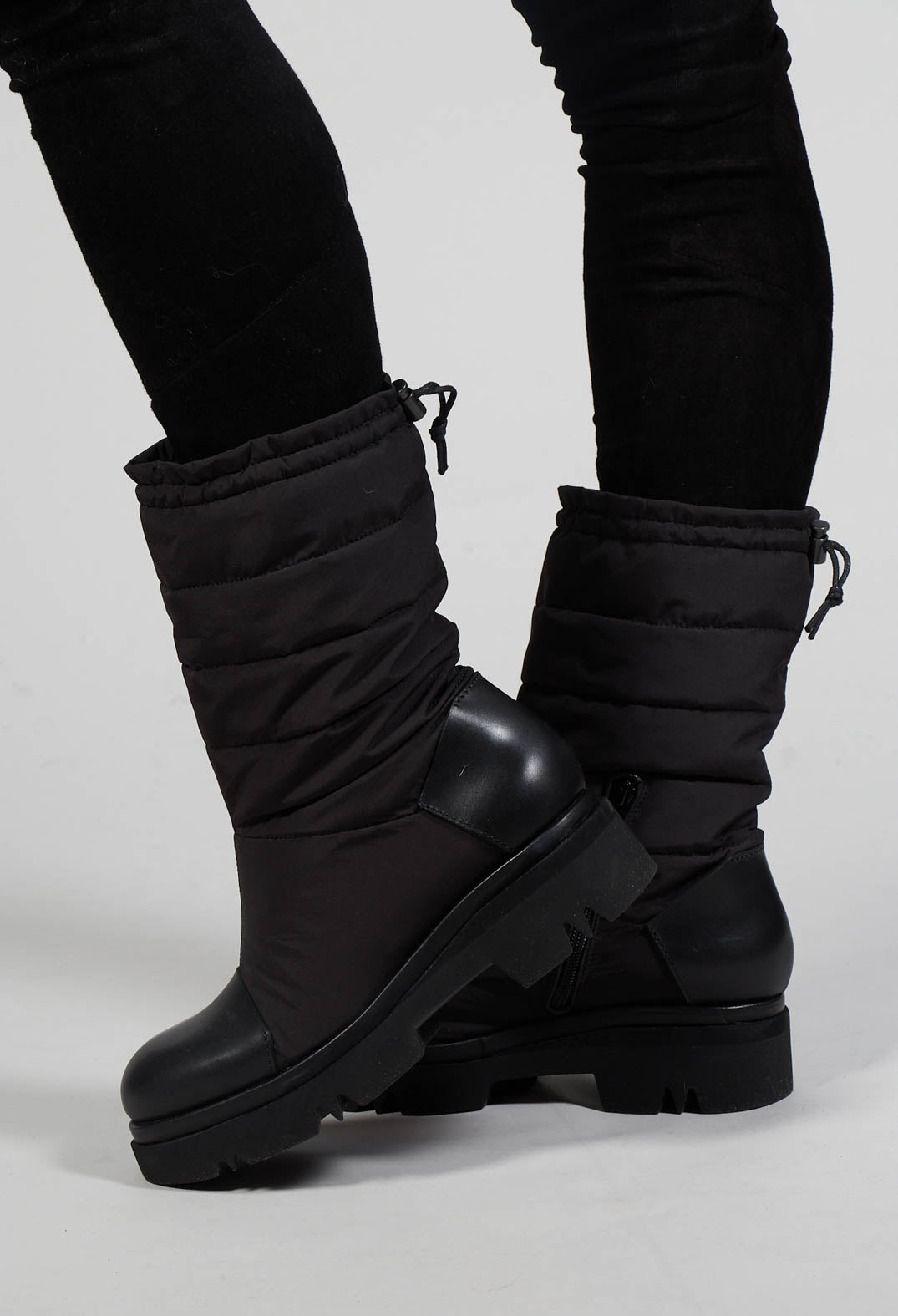 Padded Boots in Nero