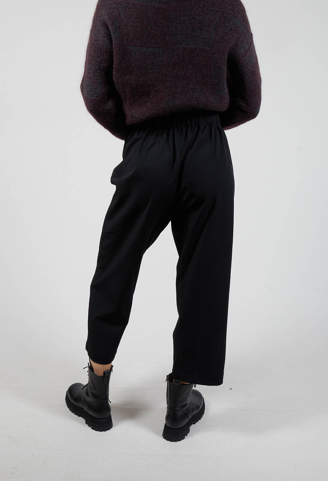 Cropped Trousers in Black