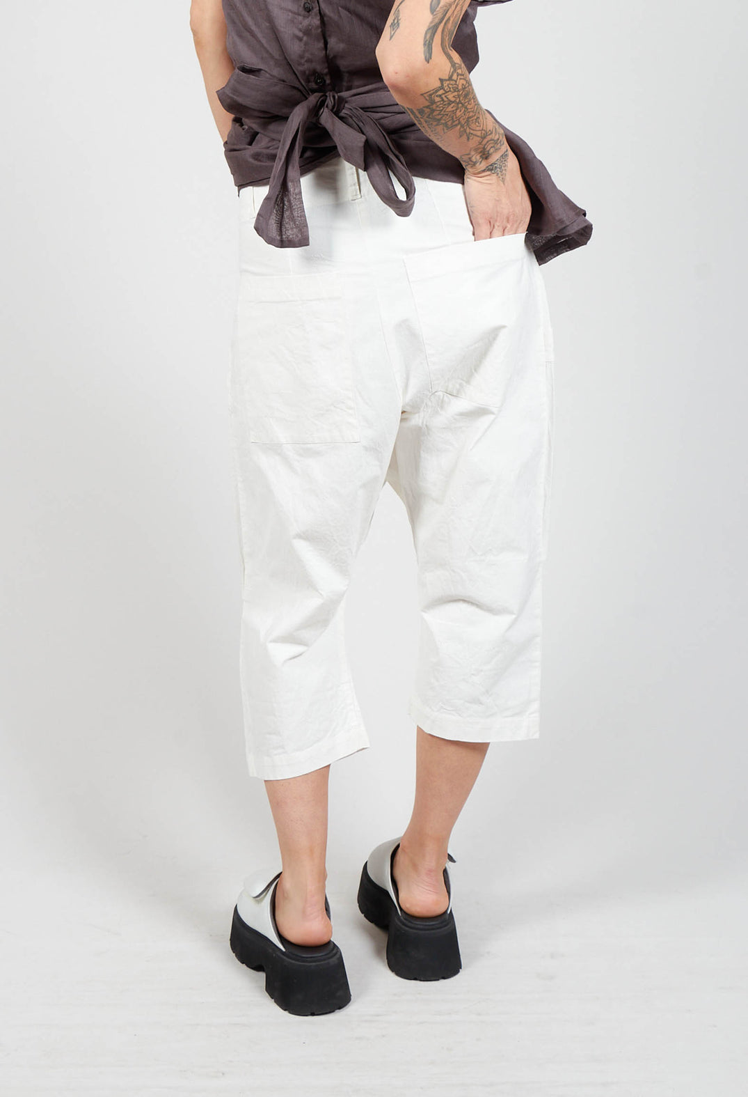 Autonome Cropped Trousers in Naturel