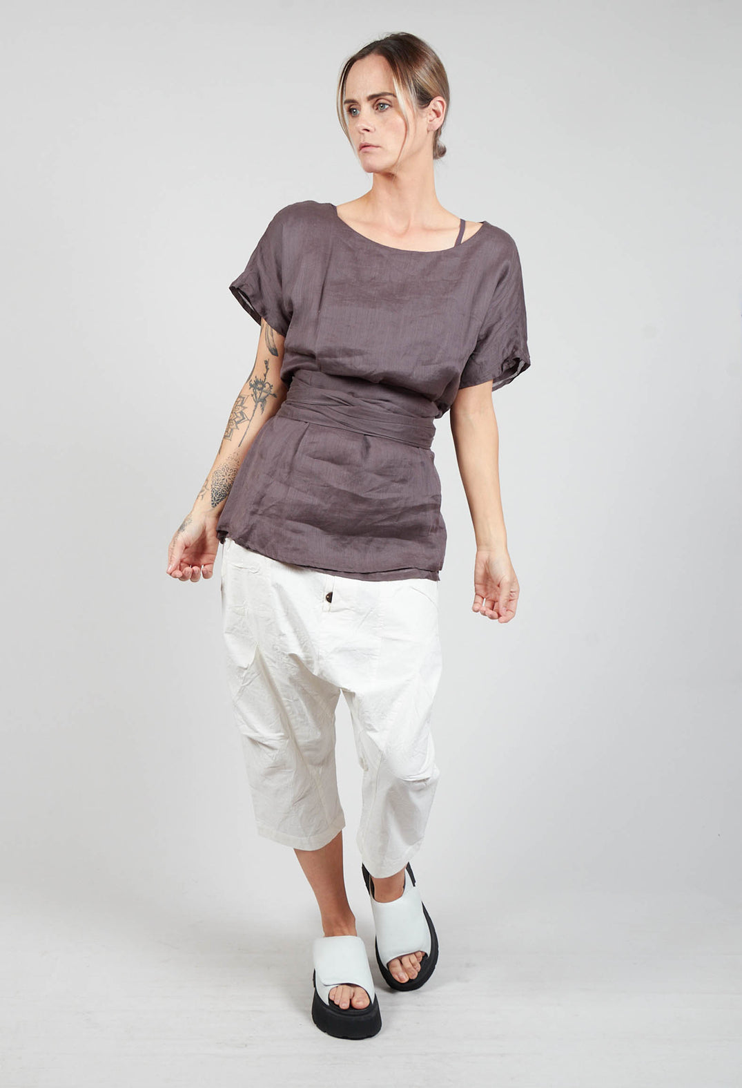 Autonome Cropped Trousers in Naturel