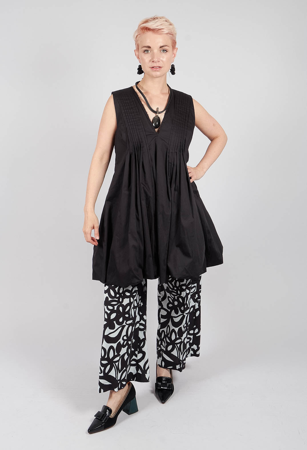 Wide Leg Trouser in Off White and Nero