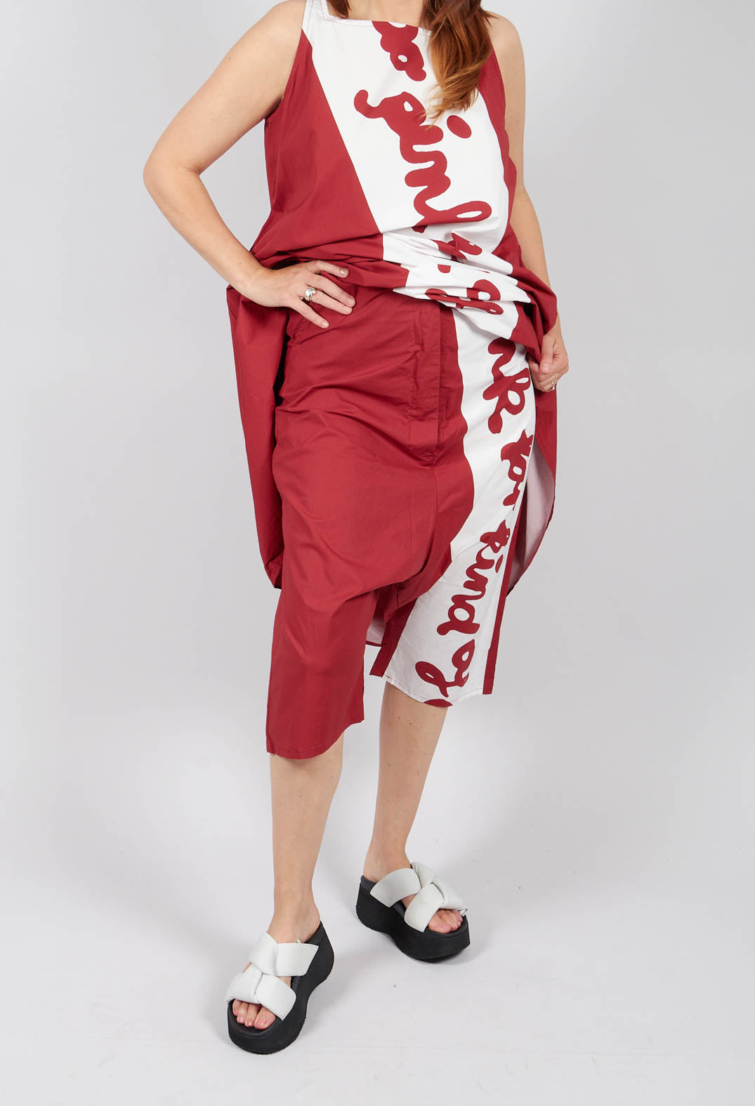 Cropped Drop Crotch Trousers in Berry Print