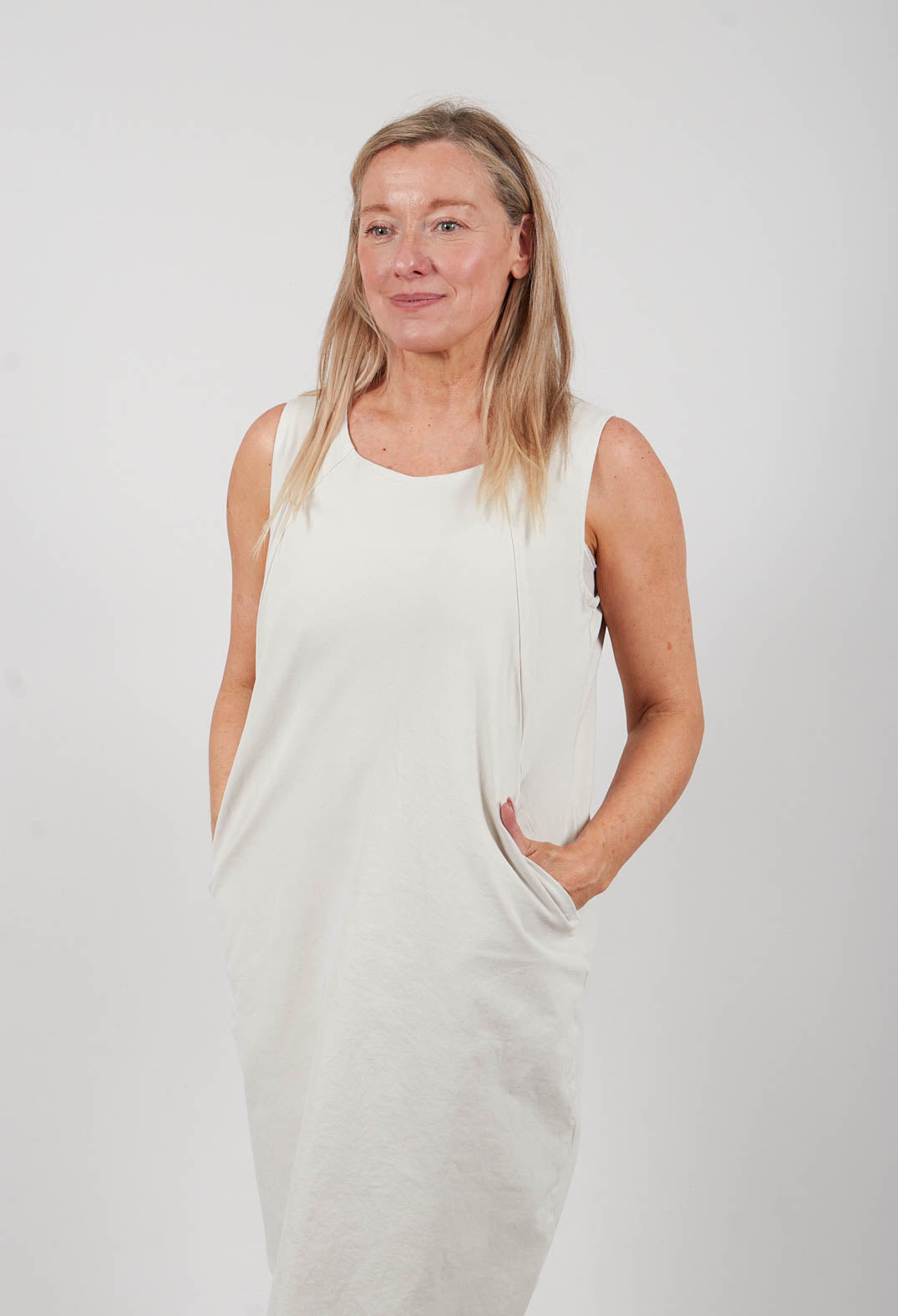 Einkomet Dress in Gefuhl Beige