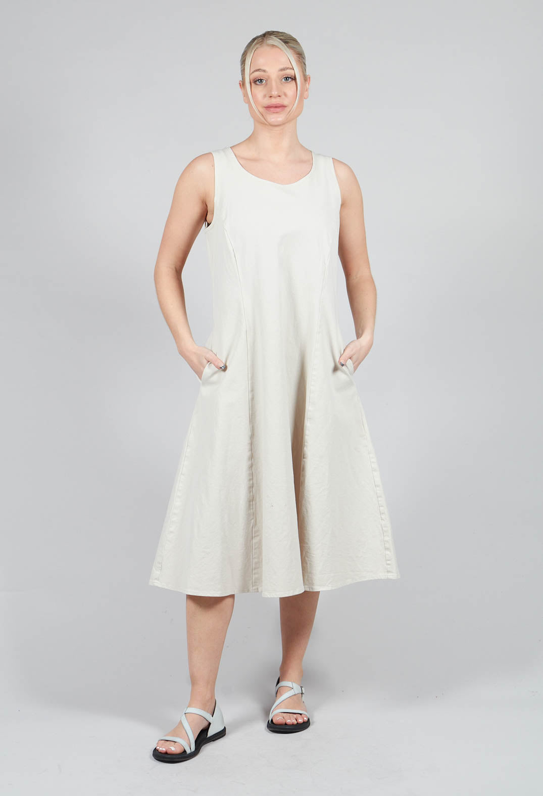 Monethese Dress in Gefuhl Beige