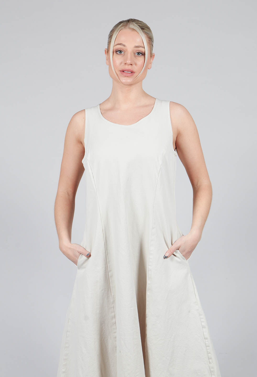 Monethese Dress in Gefuhl Beige