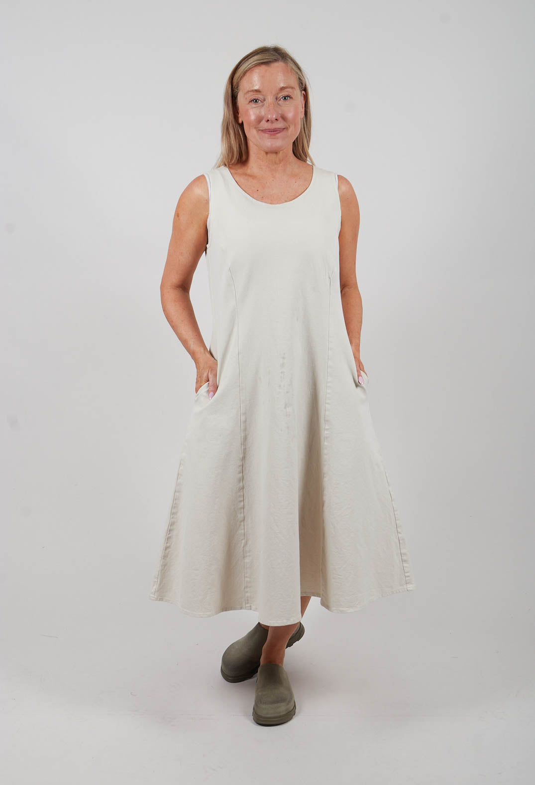 Monethese Dress in Gefuhl Beige