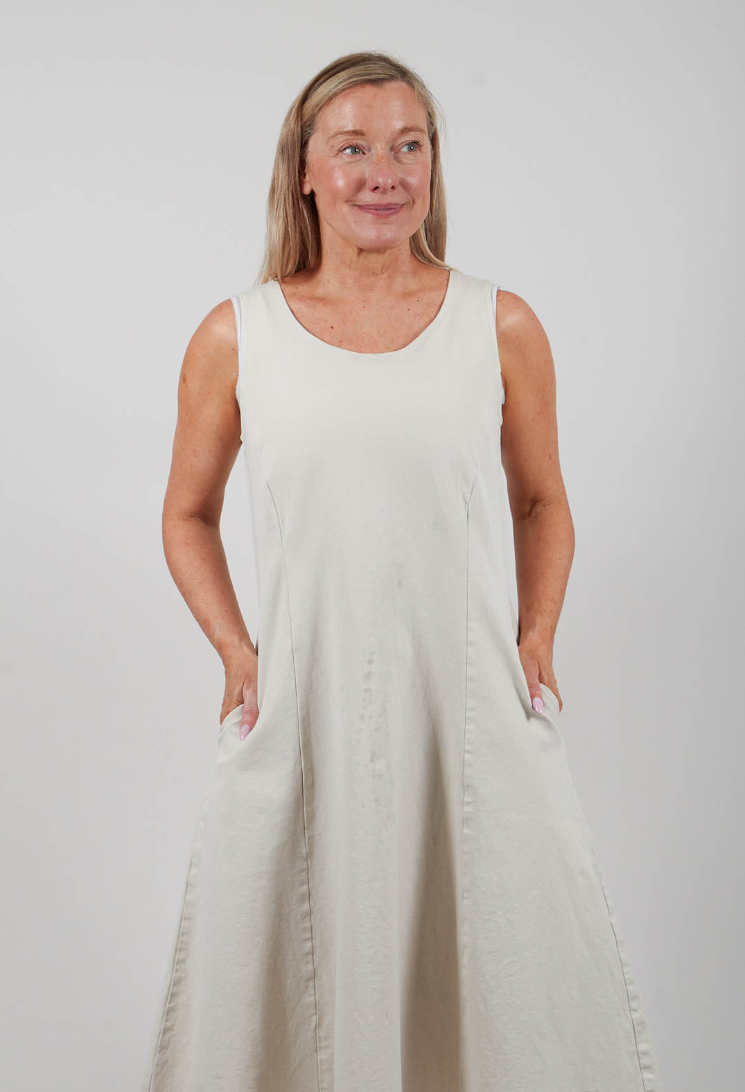 Monethese Dress in Gefuhl Beige