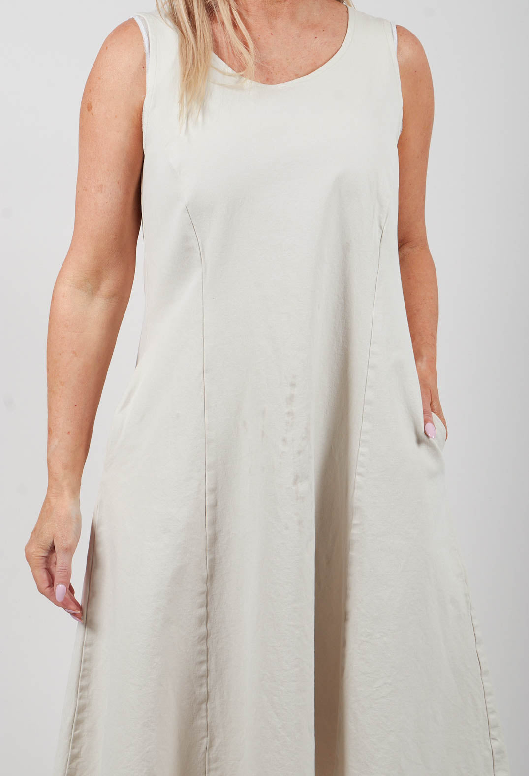 Monethese Dress in Gefuhl Beige