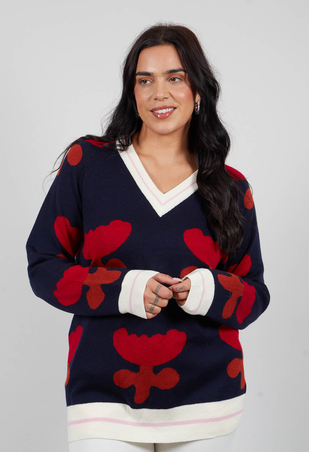 V Neck Pull with Tulip Pattern in Red and Navy