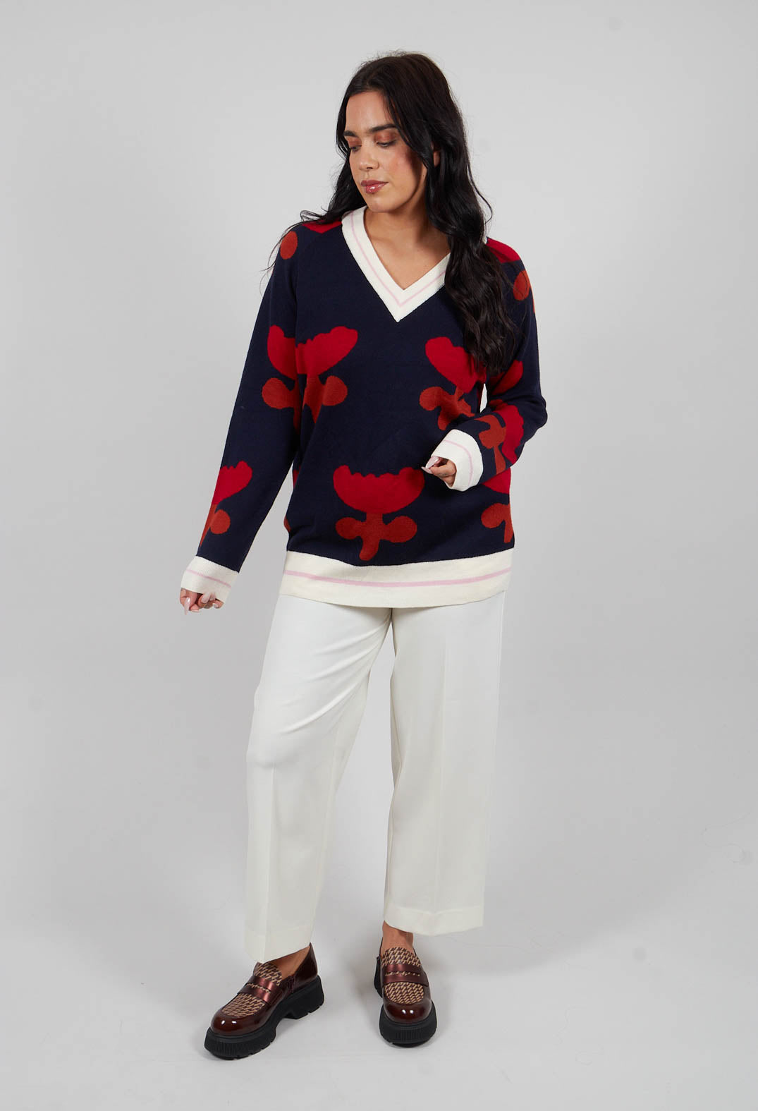 V Neck Pull with Tulip Pattern in Red and Navy