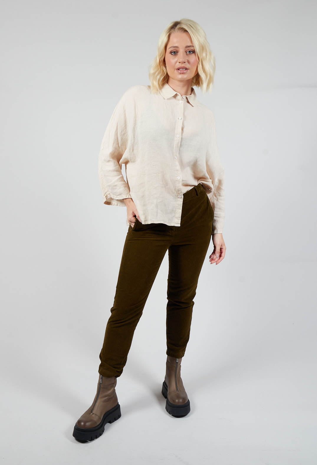 Straight Leg Trousers in Oliva