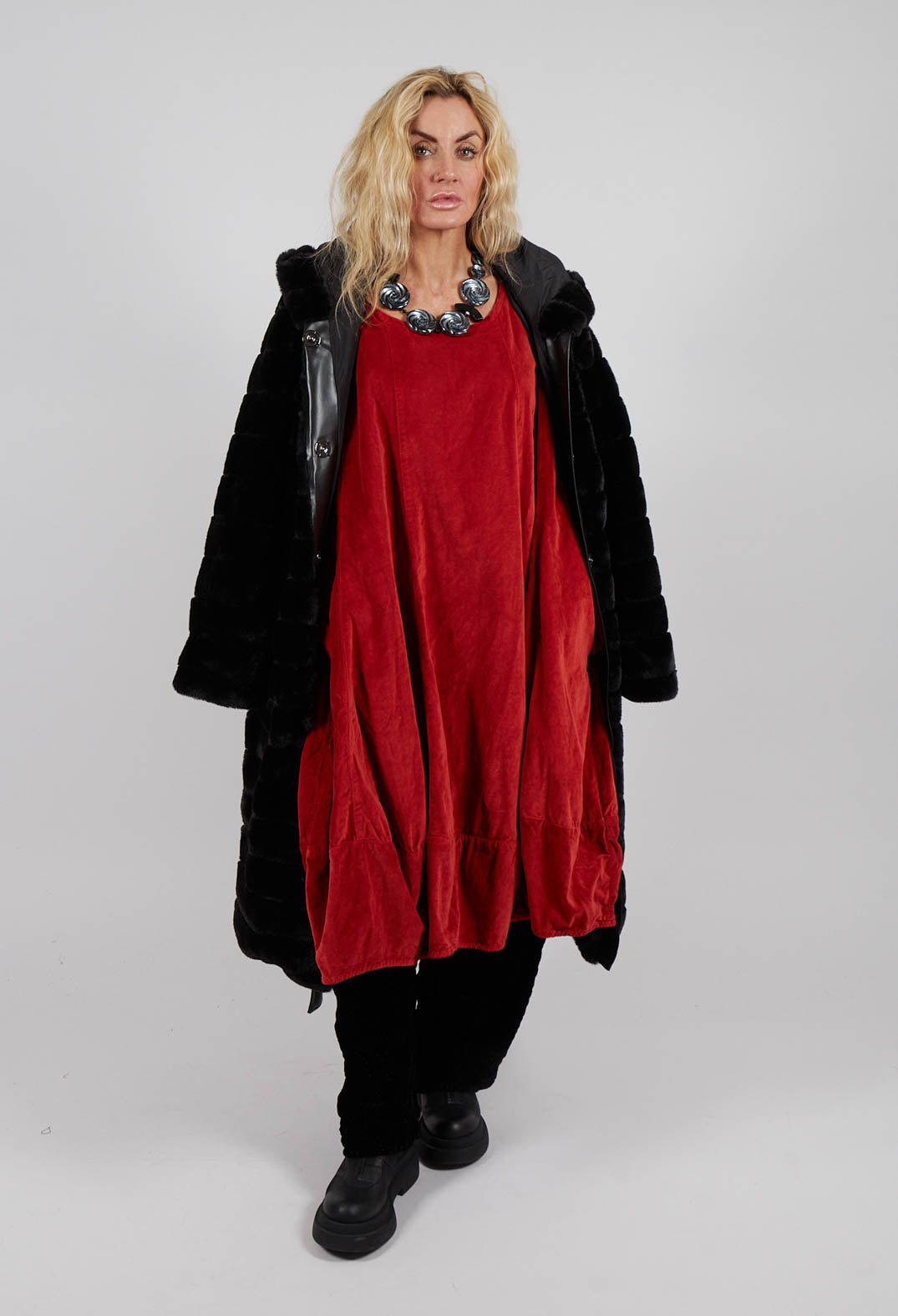 Besitzkraft Trousers in Kaviar Black