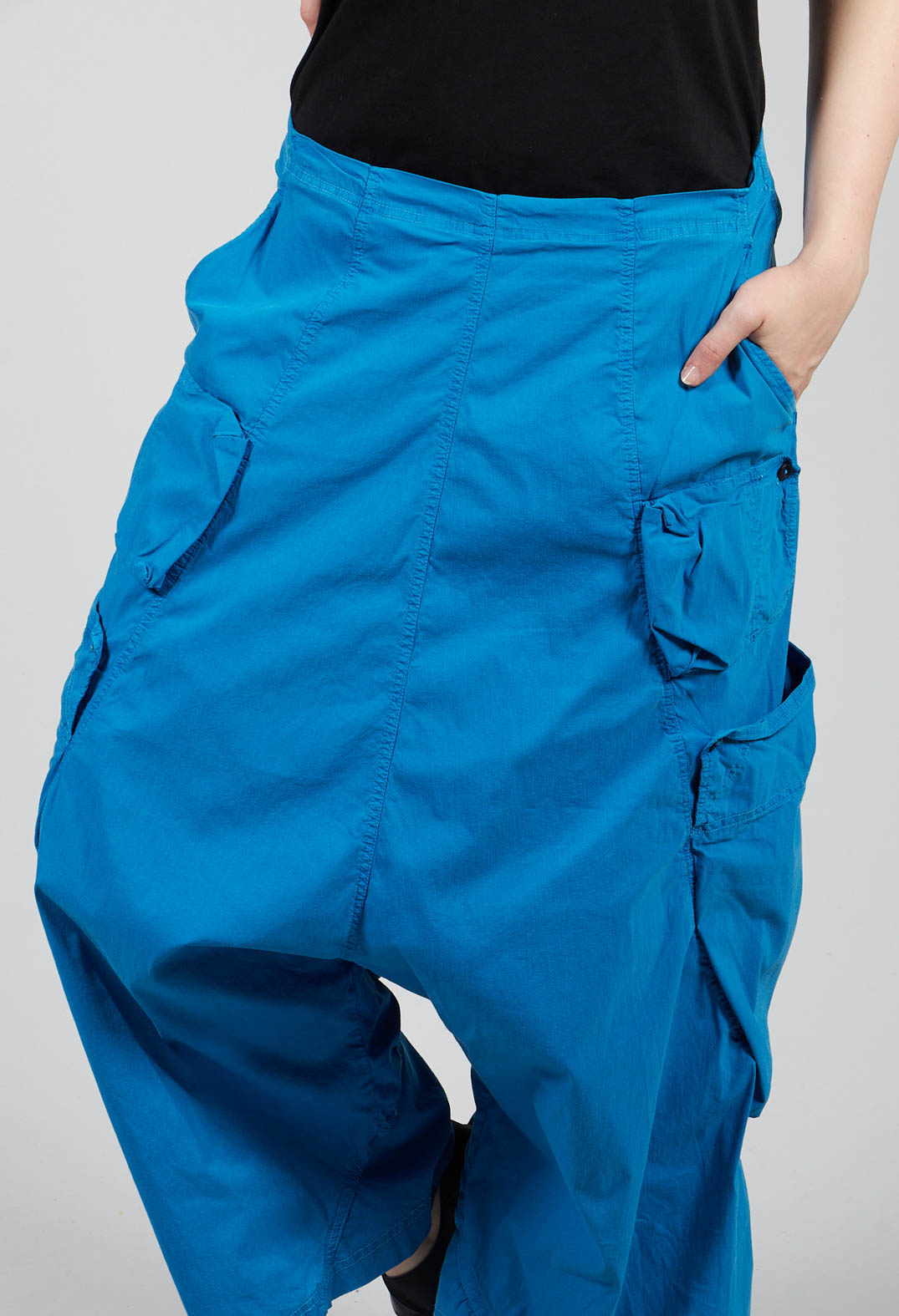 Drop Crotch Cropped Trousers With Side Pockets in Blue