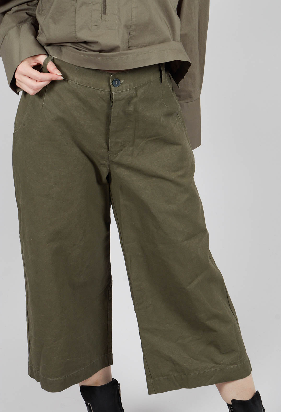 Sunyani Trousers in Argile and Majestic