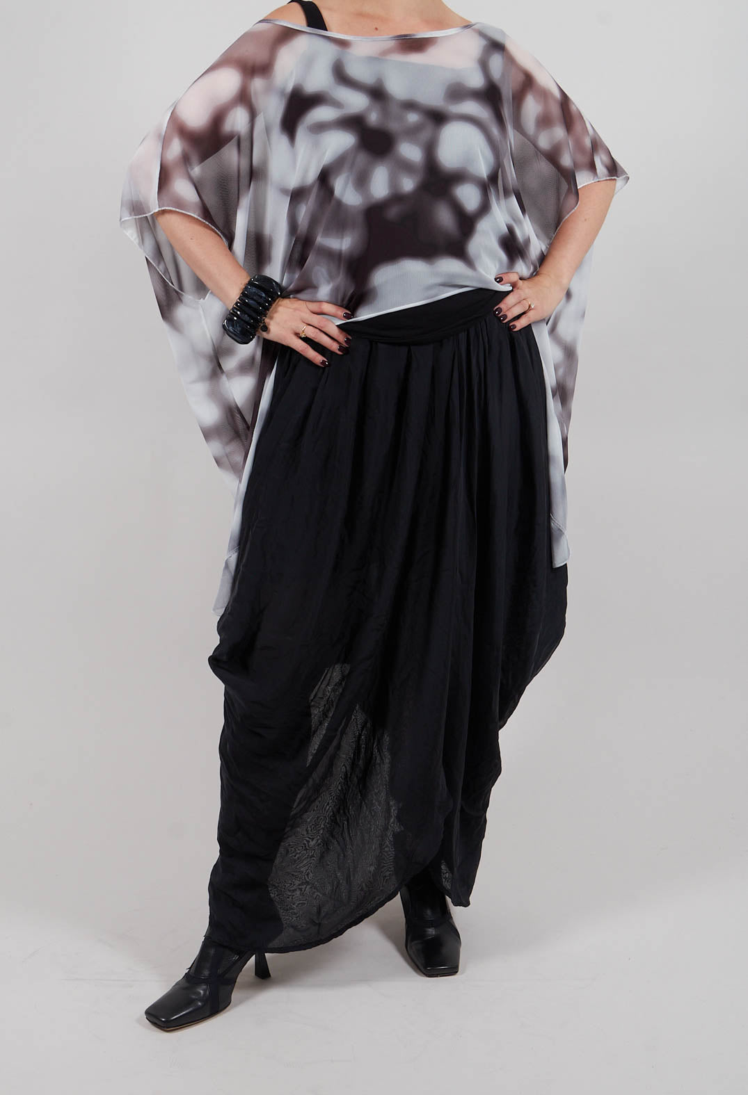 Asymmetric Hem Skirt in Nero