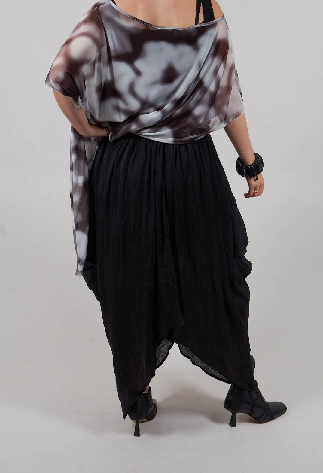 Asymmetric Hem Skirt in Nero
