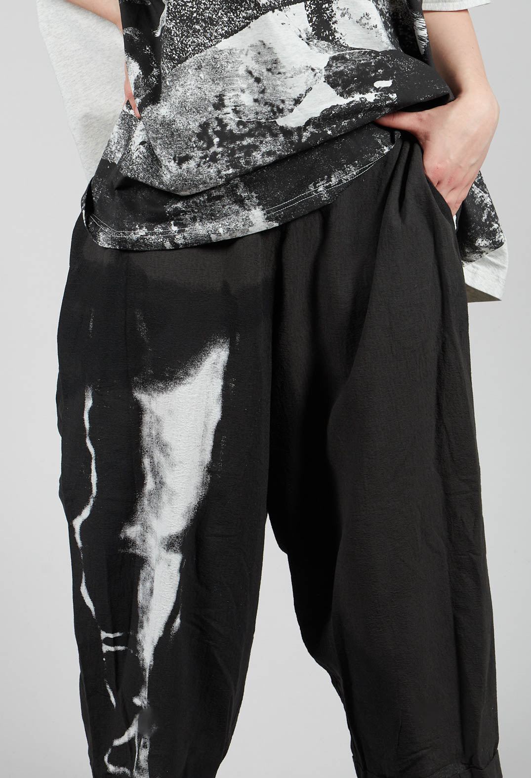 Cropped Trousers with Turnups in Black Print