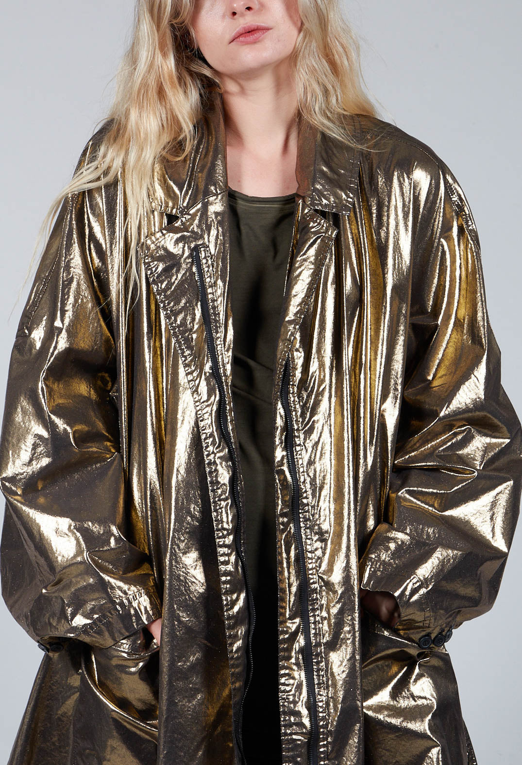 Metallic Top Coat in Gold Black