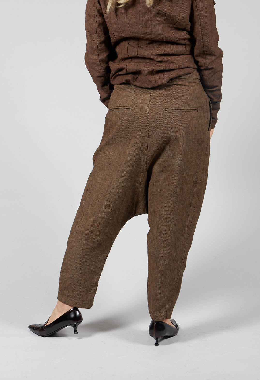 Low Rise Drop Crotch Trousers in Kaffee Check