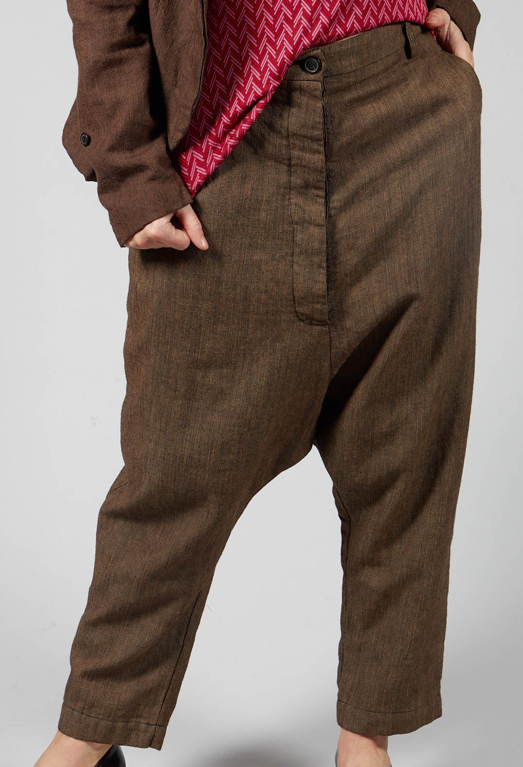 Low Rise Drop Crotch Trousers in Kaffee Check