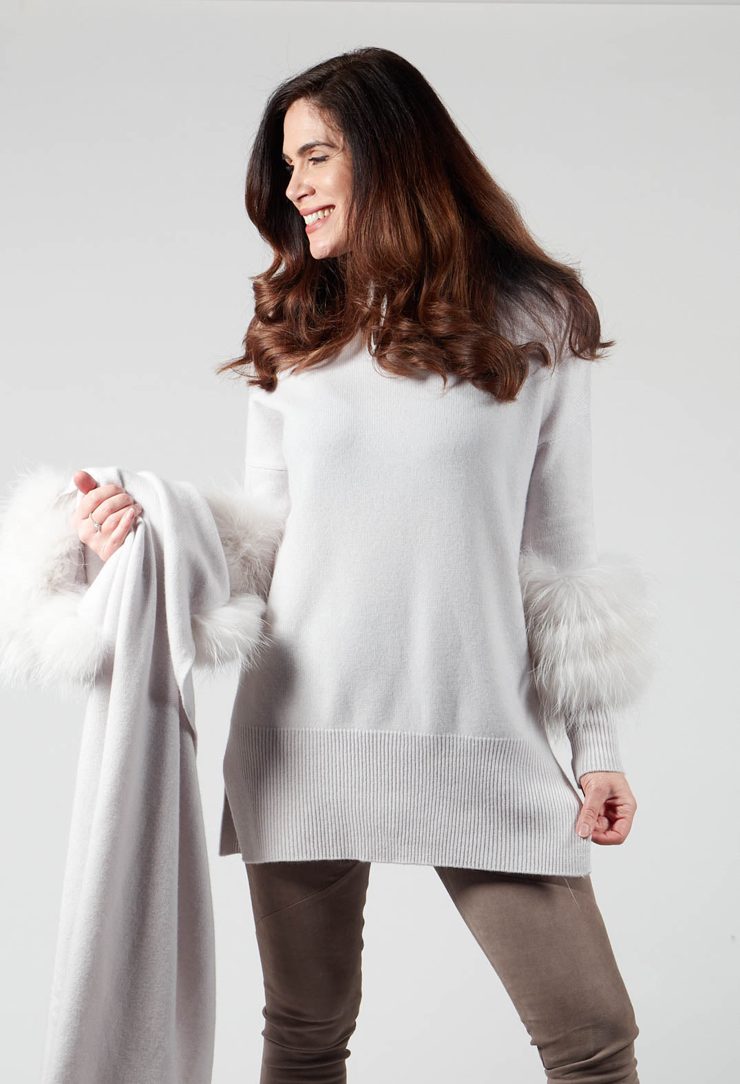 Cashmere Jumper with Fur Trim Sleeves in Fog