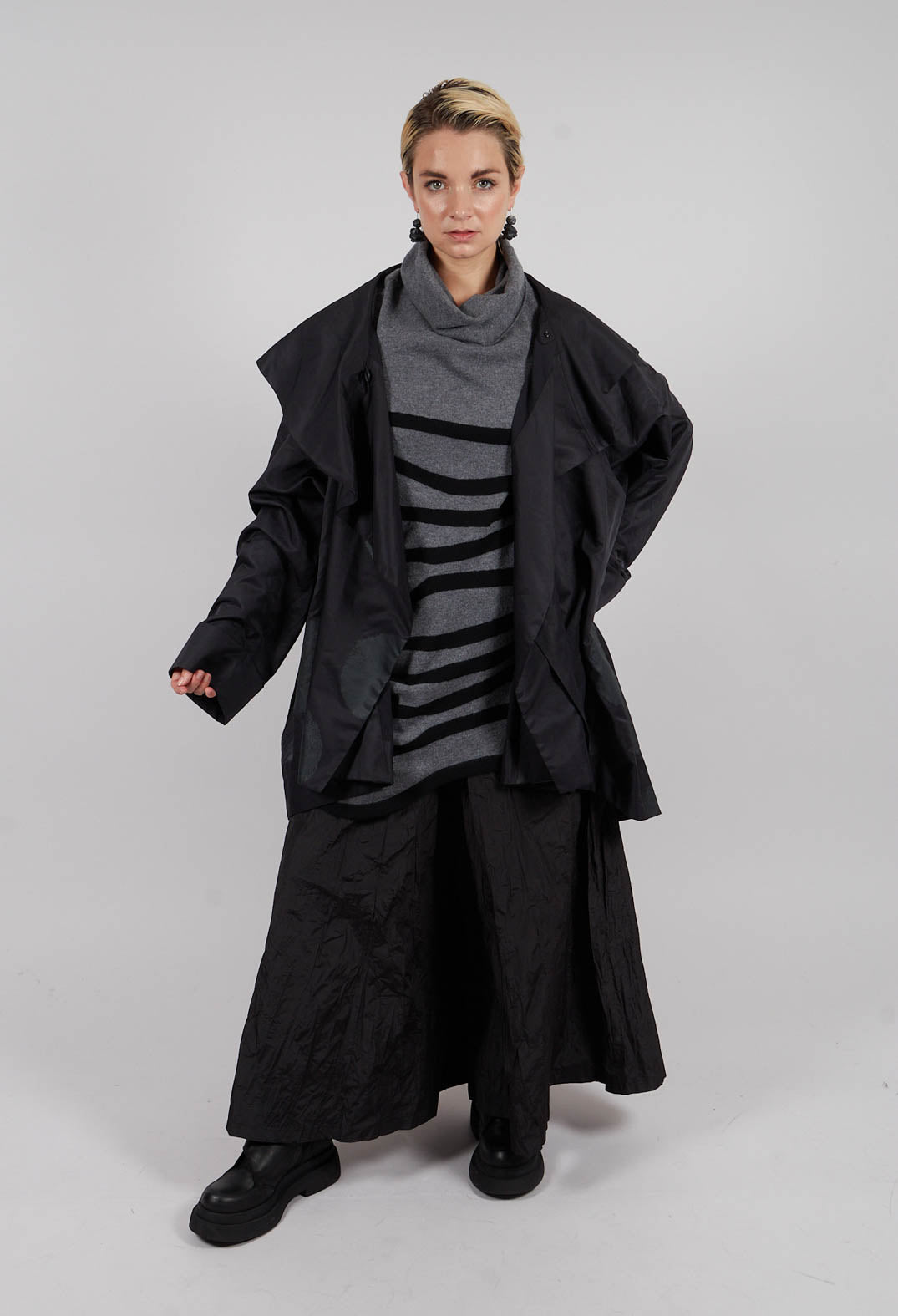 Open Collar Coat with Print in Black