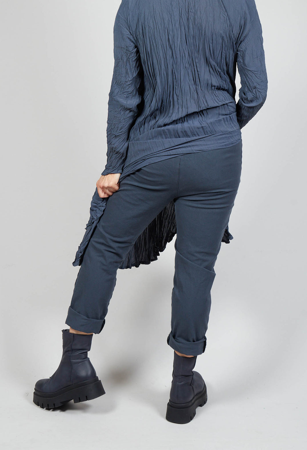 Hesidiot Trousers in Versteck Blue