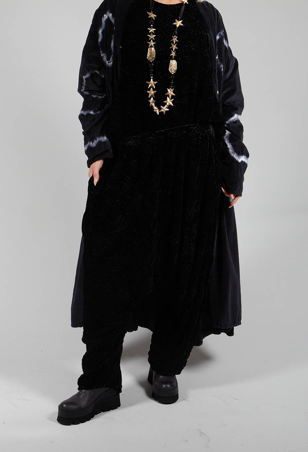Besitzkraft Trousers in Kaviar Black