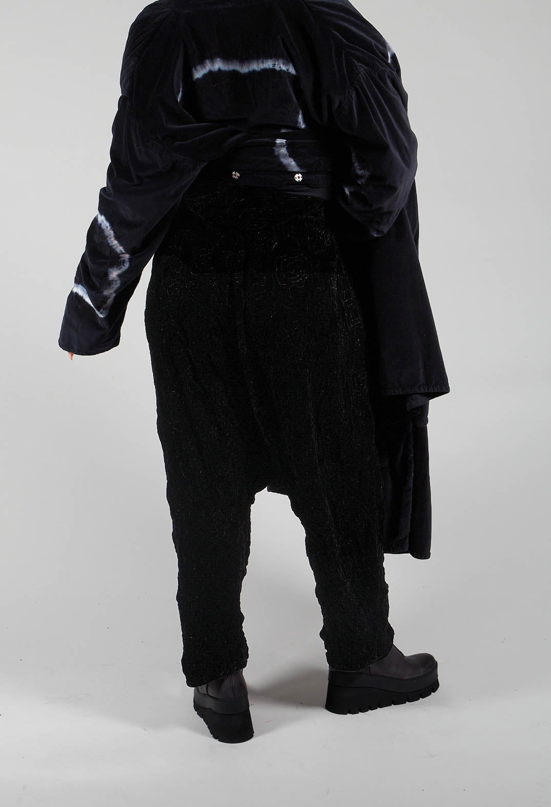 Besitzkraft Trousers in Kaviar Black