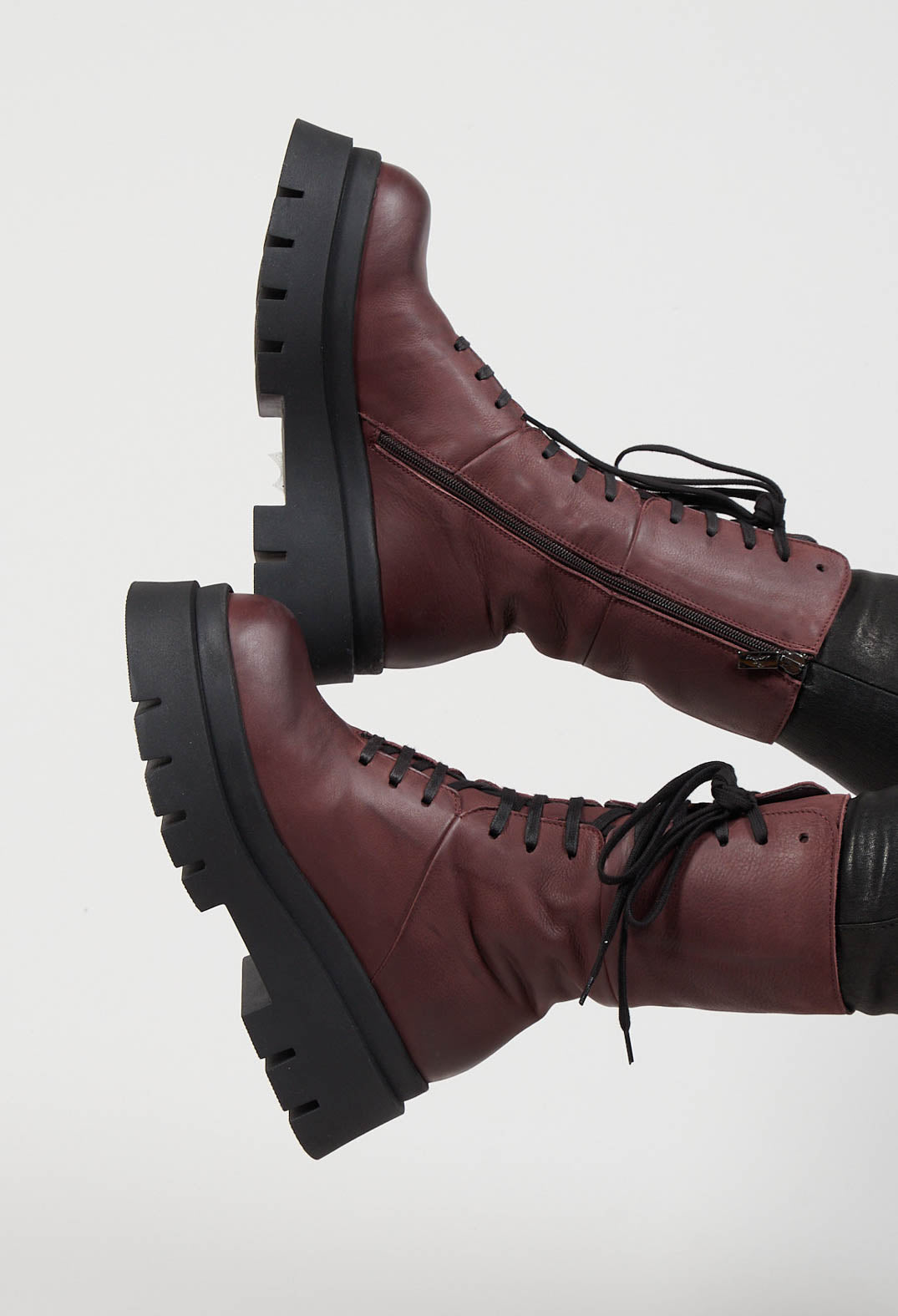Front Lace Up Boots in Gasoline Melanzana