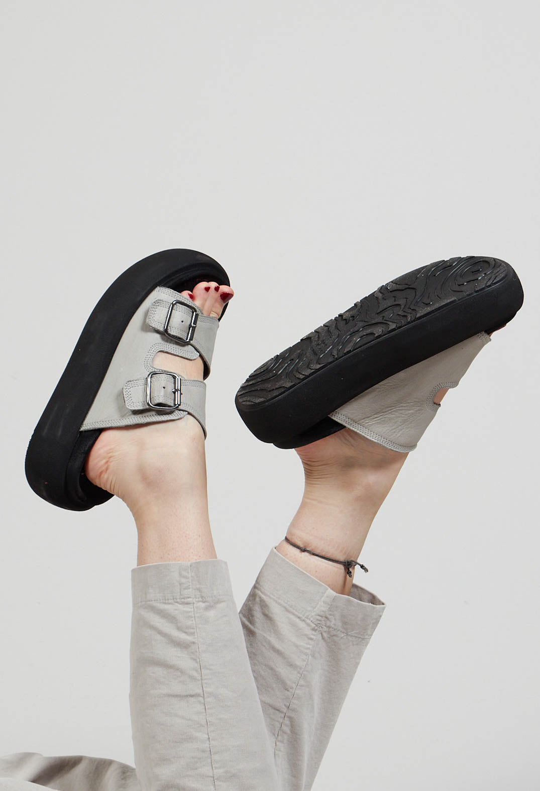 Sliders with Double Strap in Gasoline Perla Akoya