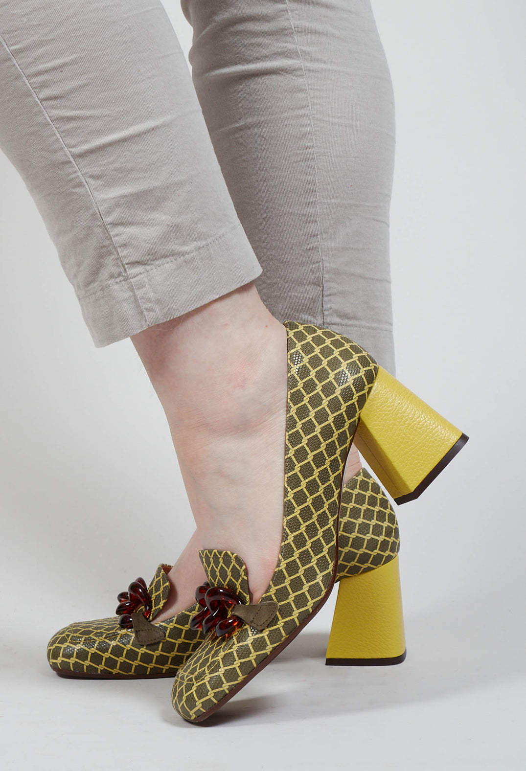 Suin Heel in Lemon and Green