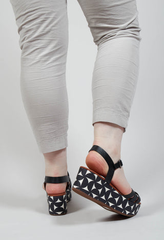 Doyki Wedge in Black and White Print