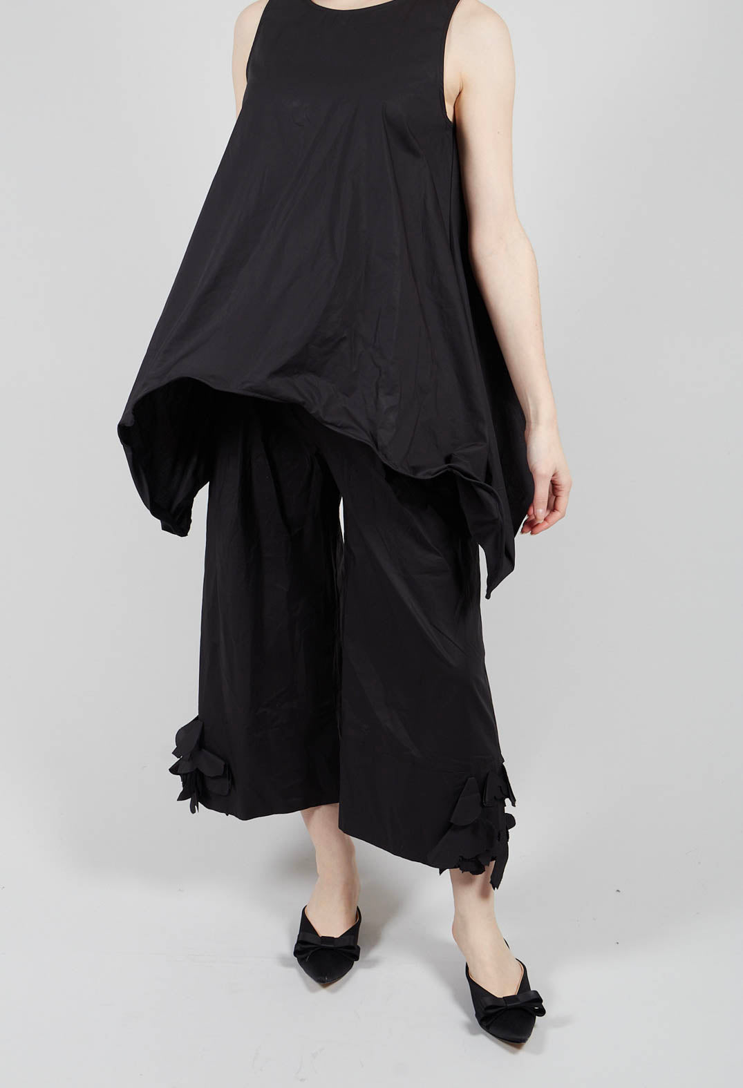 Frill Hemmed Trousers in Black