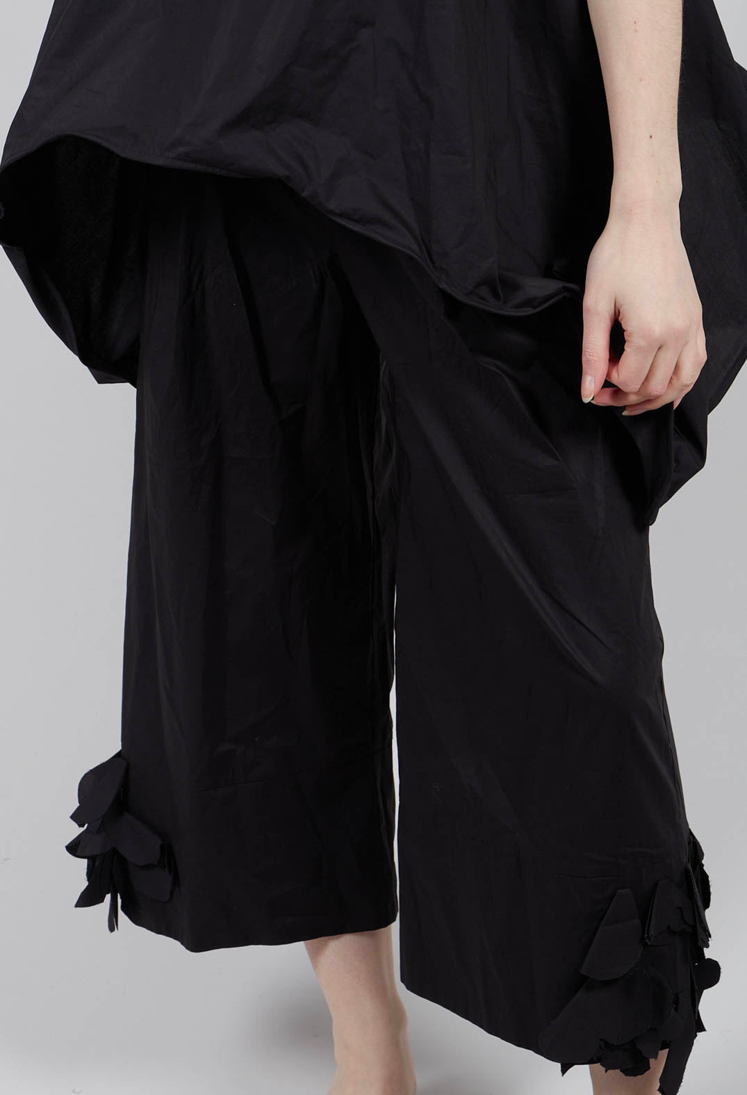 Frill Hemmed Trousers in Black