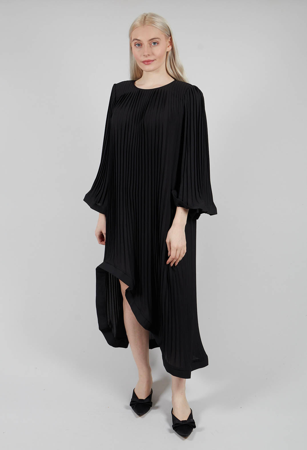 Butterfly Sleeved Pleated Dress in Black