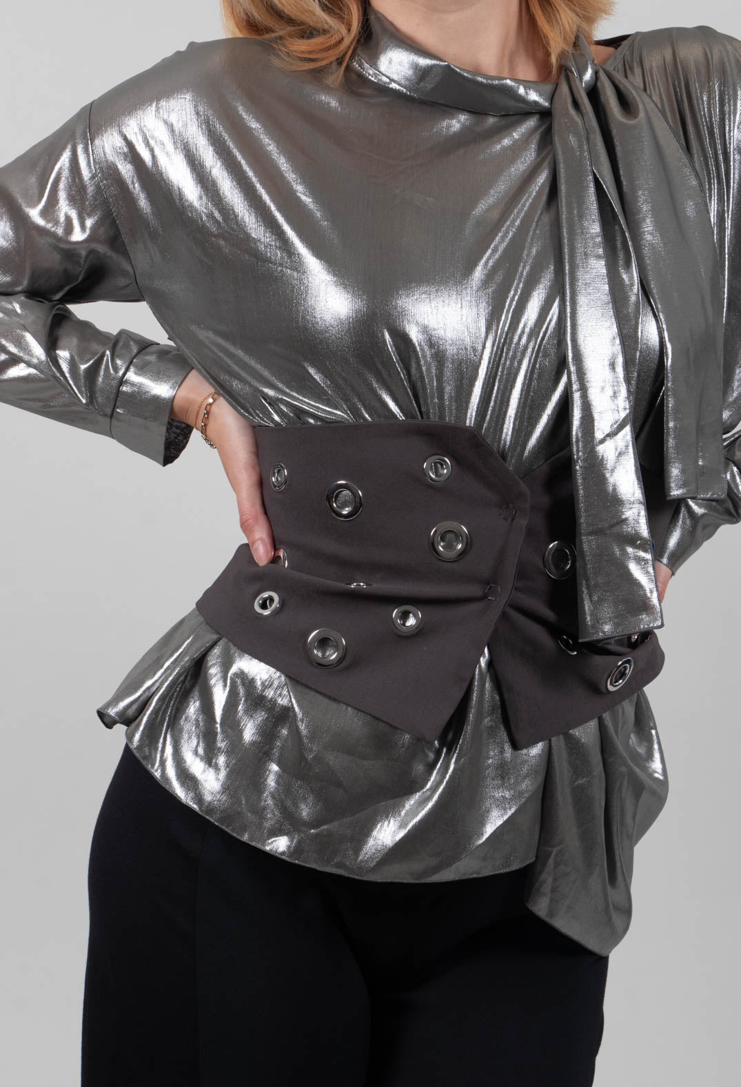 Asymmetric Belt in Carbone