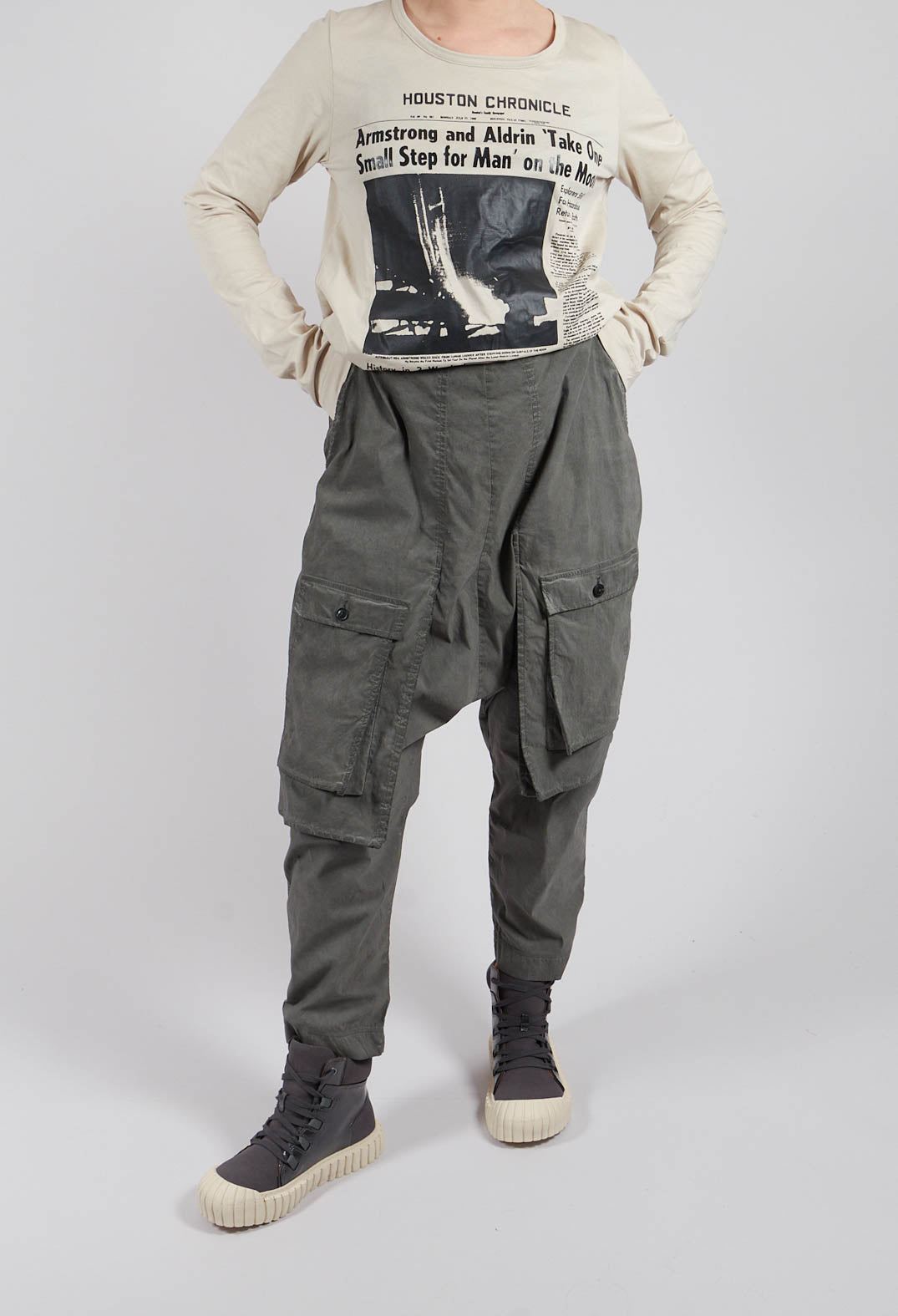Trousers with Statement Pockets in Pencil Cloud