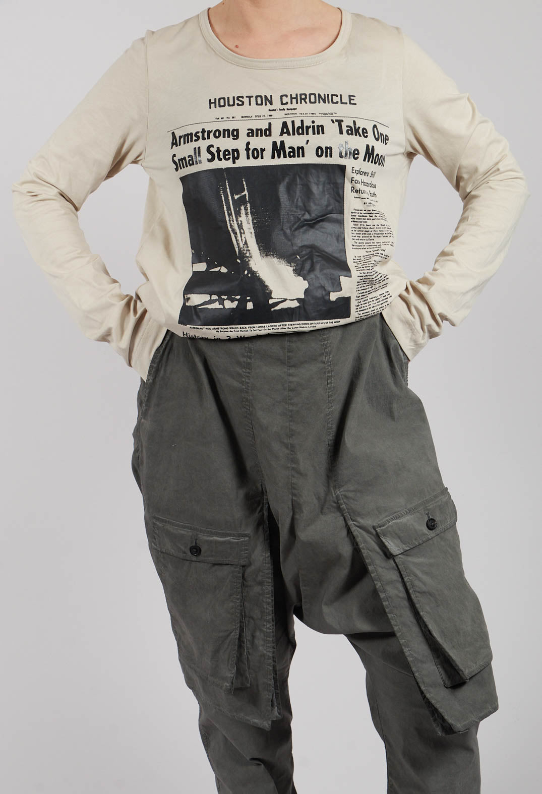 Trousers with Statement Pockets in Pencil Cloud