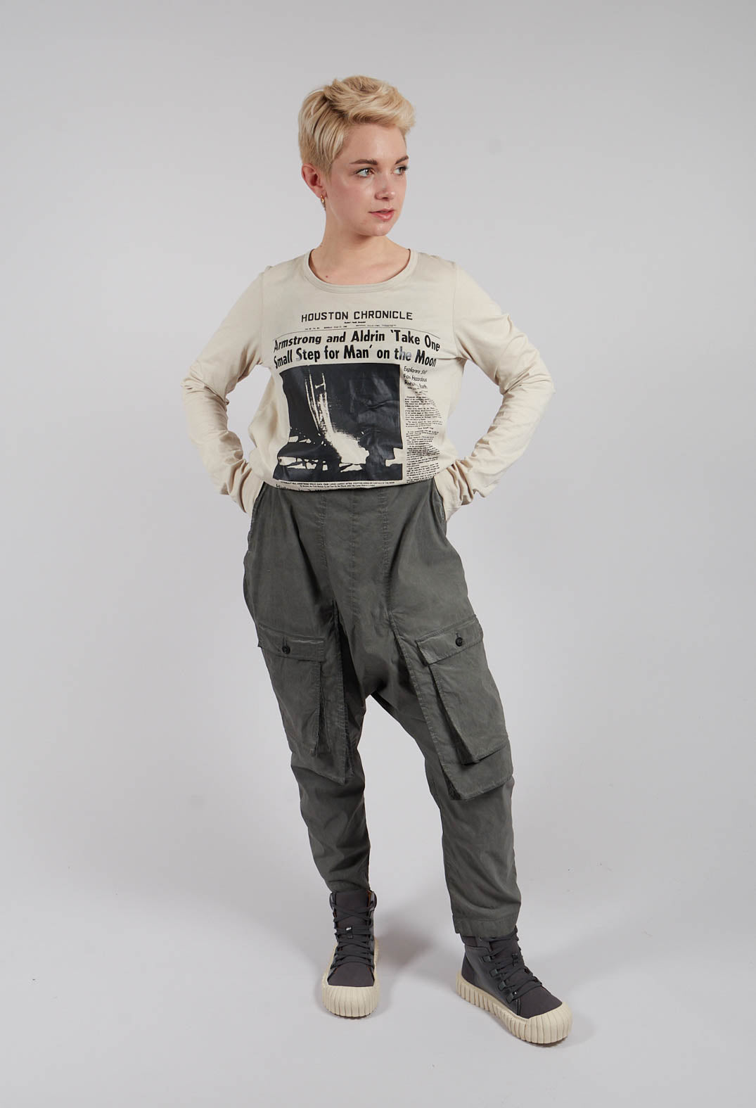 Trousers with Statement Pockets in Pencil Cloud